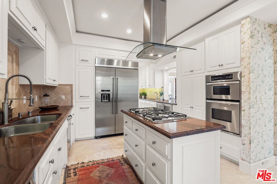2125 Ridge Drive Los Angeles, CA 90049 - Photo 10 of 32