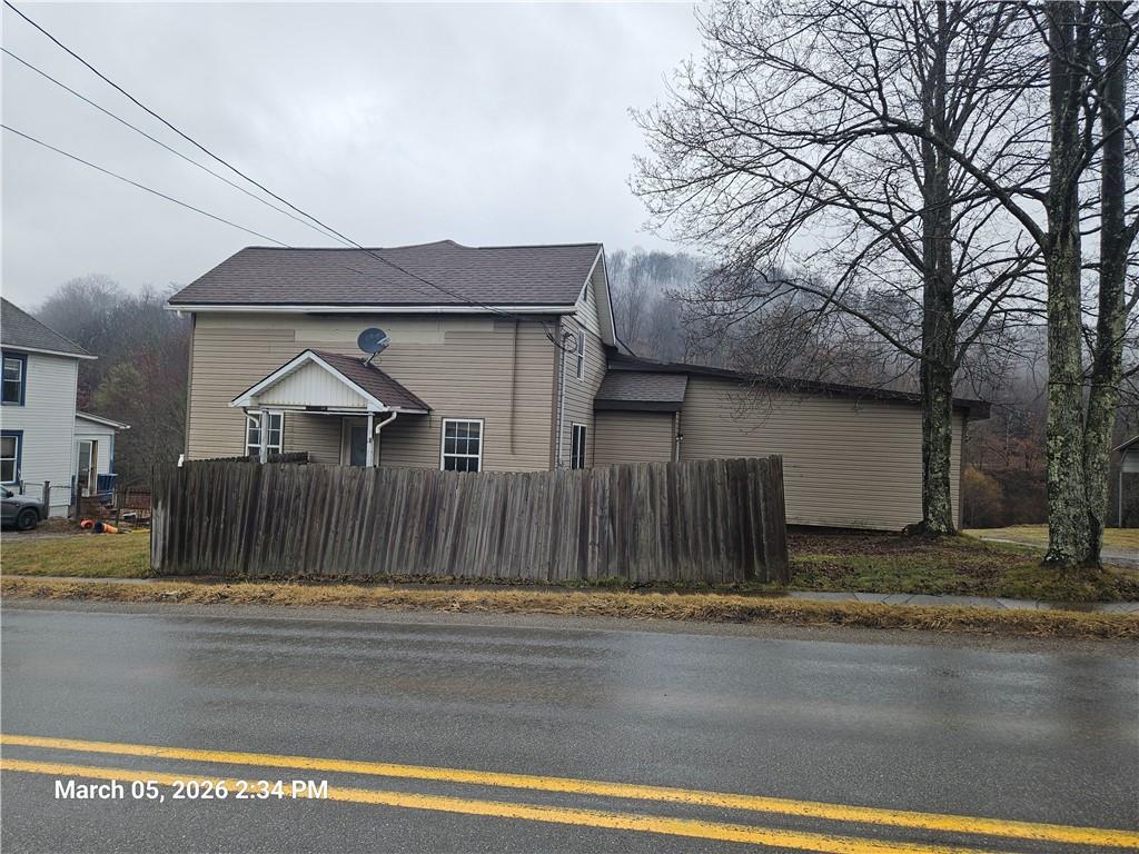 a view of a house with a yard