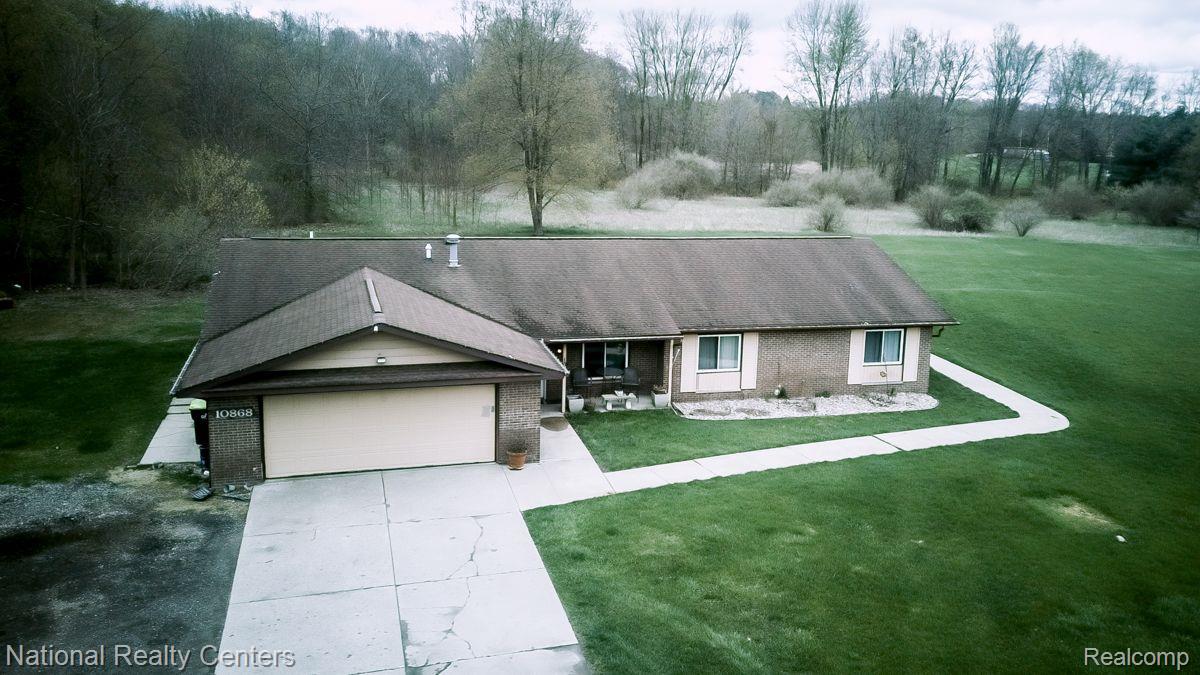 10868 Hibner Road Hartland, MI 48353 - Photo 2 of 36 Gallery Image 2