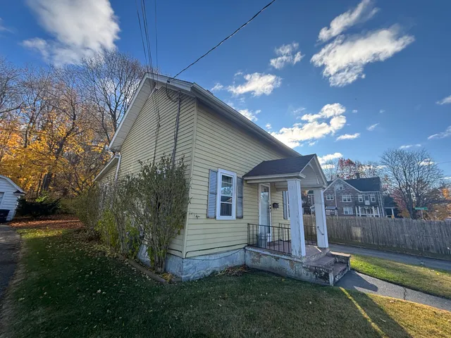 a view of a house with backyard and garden