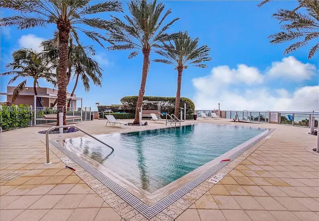 $12,700 | 3801 Collins Avenue, Unit 1105, Miami Beach, FL 33140