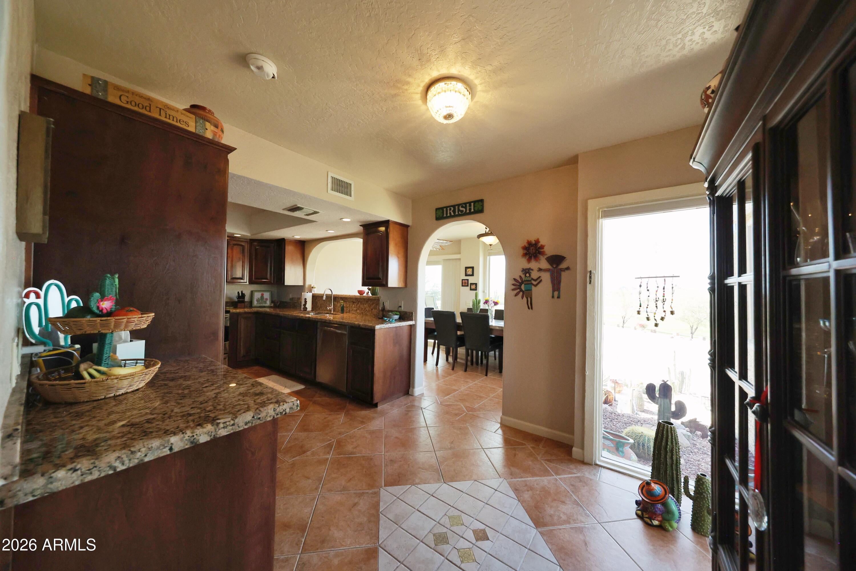 6123 South Kings Ranch Road Gold Canyon, AZ 85118 - Photo 10 of 34 Kitchen dining room entry
