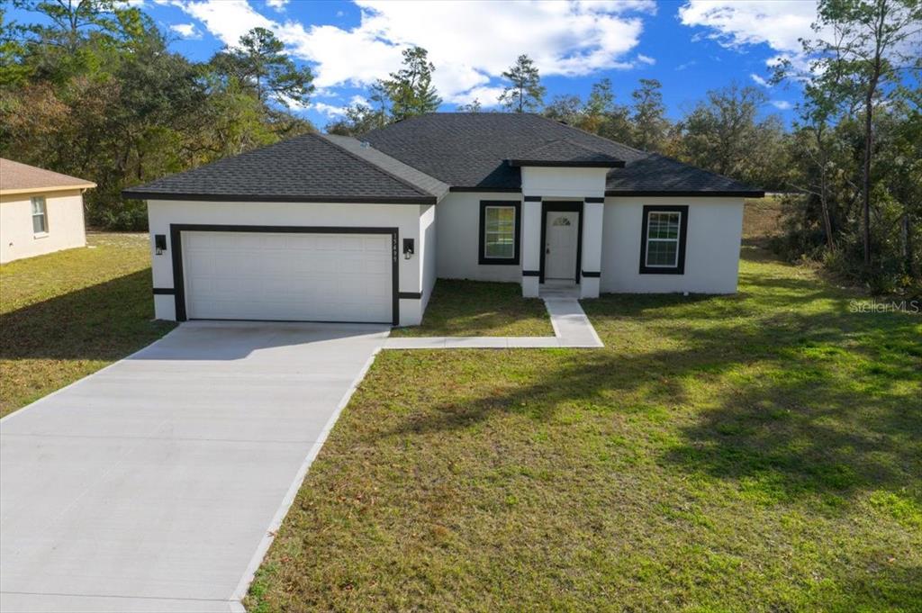 15495 Southwest 49th Avenue Road Ocala, FL 34473 - Photo 63 of 65 a front view of a house with garden