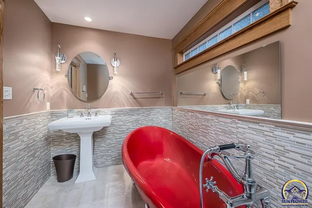 $799,950 | 412 North Elm Street, Perry, KS 66073