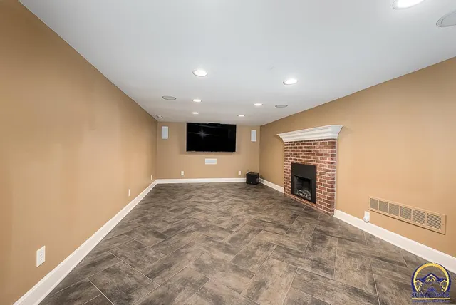 $799,950 | 412 North Elm Street, Perry, KS 66073