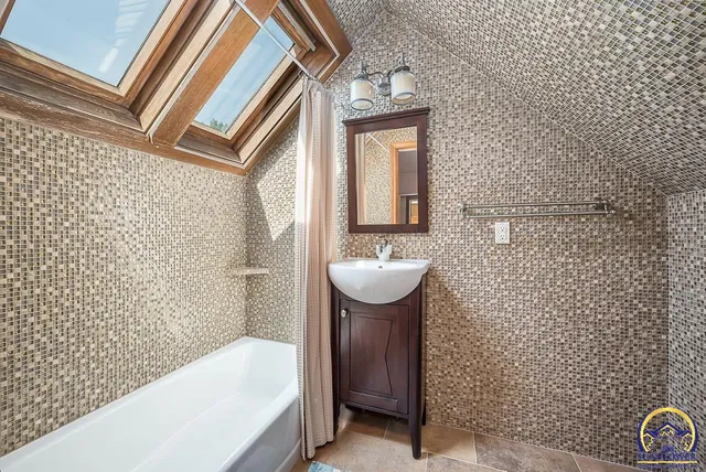 $799,950 | 412 North Elm Street, Perry, KS 66073