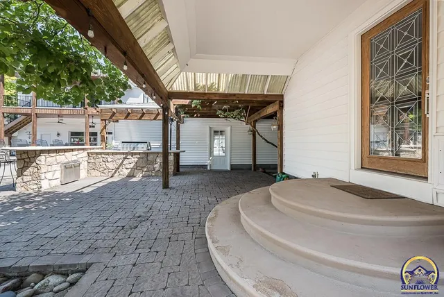 $799,950 | 412 North Elm Street, Perry, KS 66073