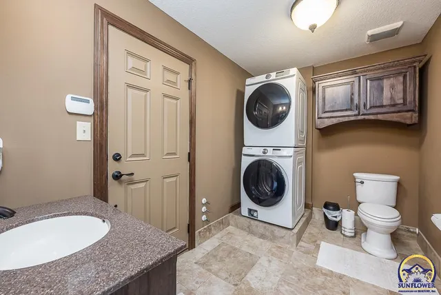 $799,950 | 412 North Elm Street, Perry, KS 66073