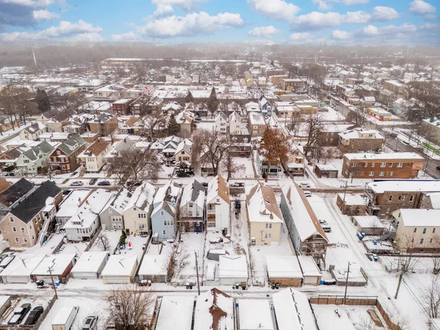 a view of a house with backyard