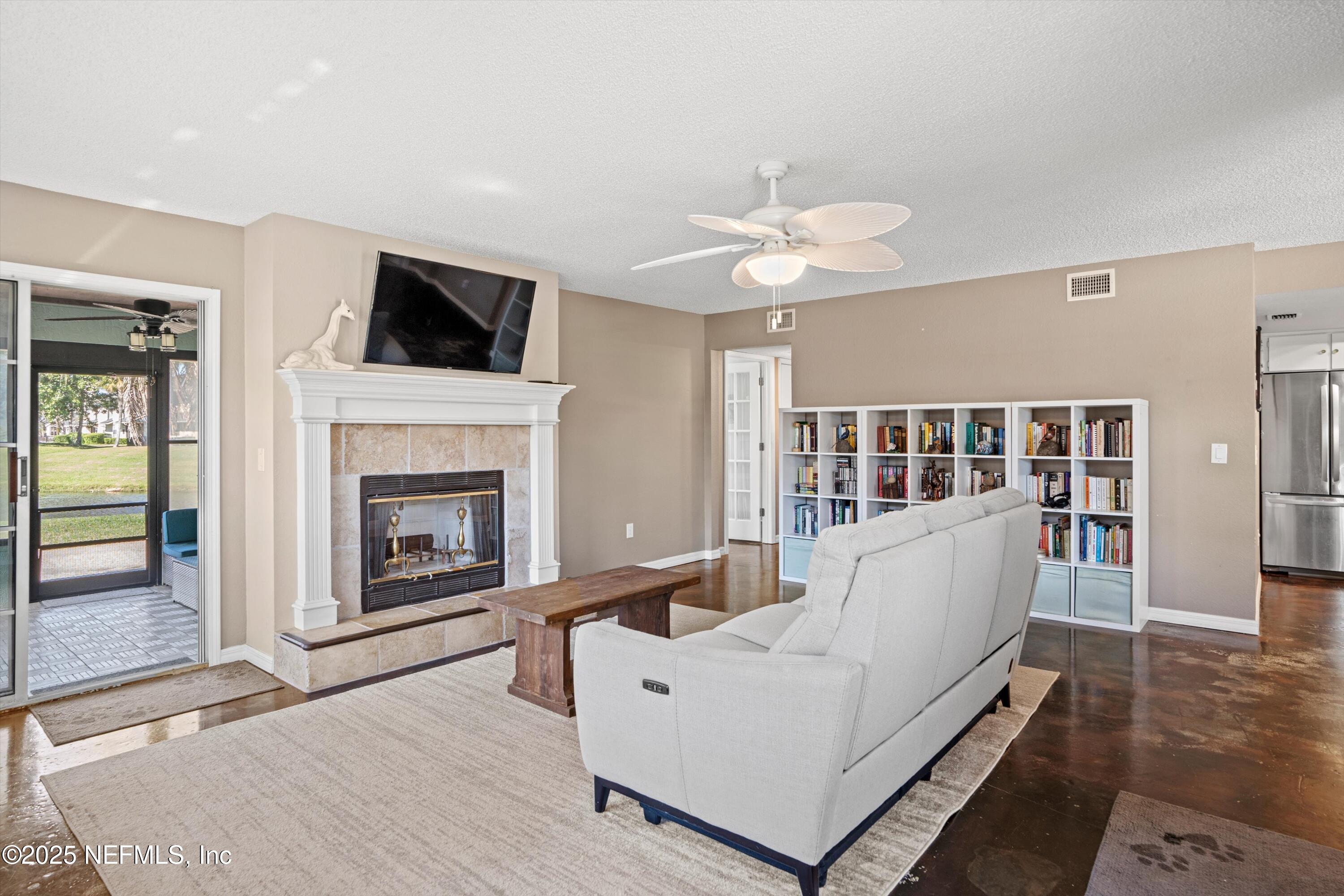 701 Tournament Road Ponte Vedra Beach, FL 32082 - Photo 16 of 28 16-Light and bright Living Room with dec