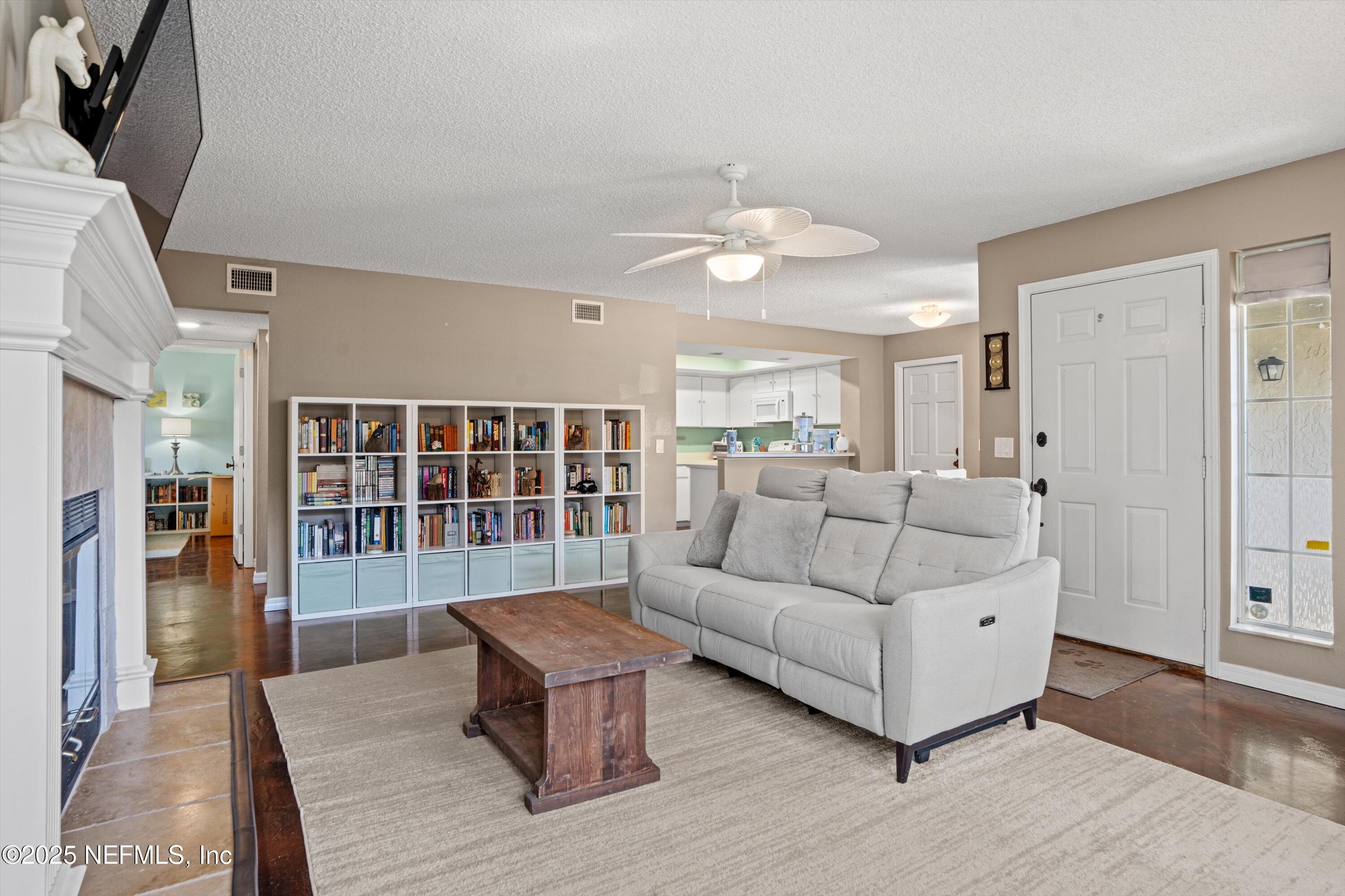 701 Tournament Road Ponte Vedra Beach, FL 32082 - Photo 18 of 28 18-Living Room with a peek at the kitche