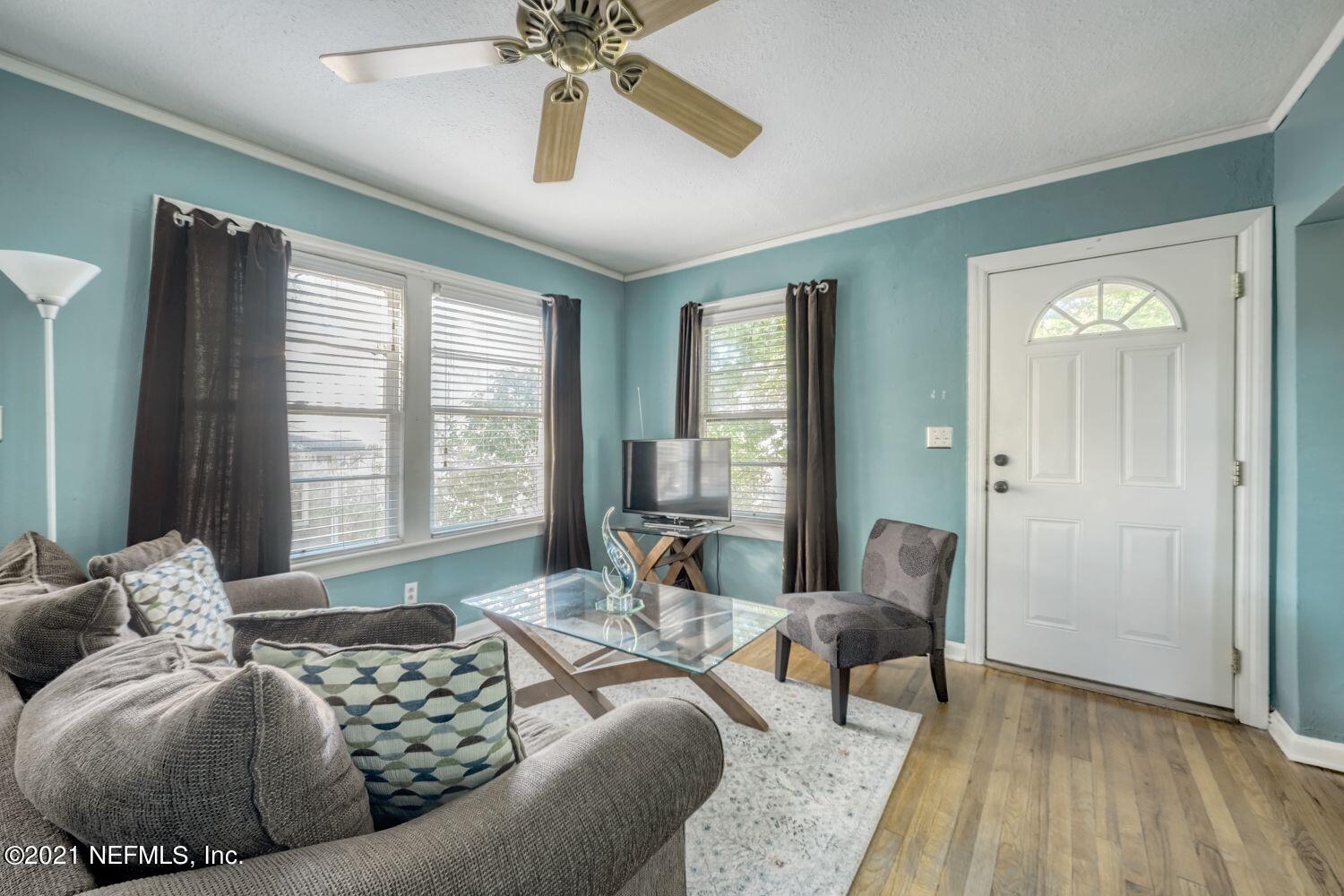 2835 Post Street Jacksonville, FL 32205 - Photo 21 of 30 a living room with furniture and a large window
