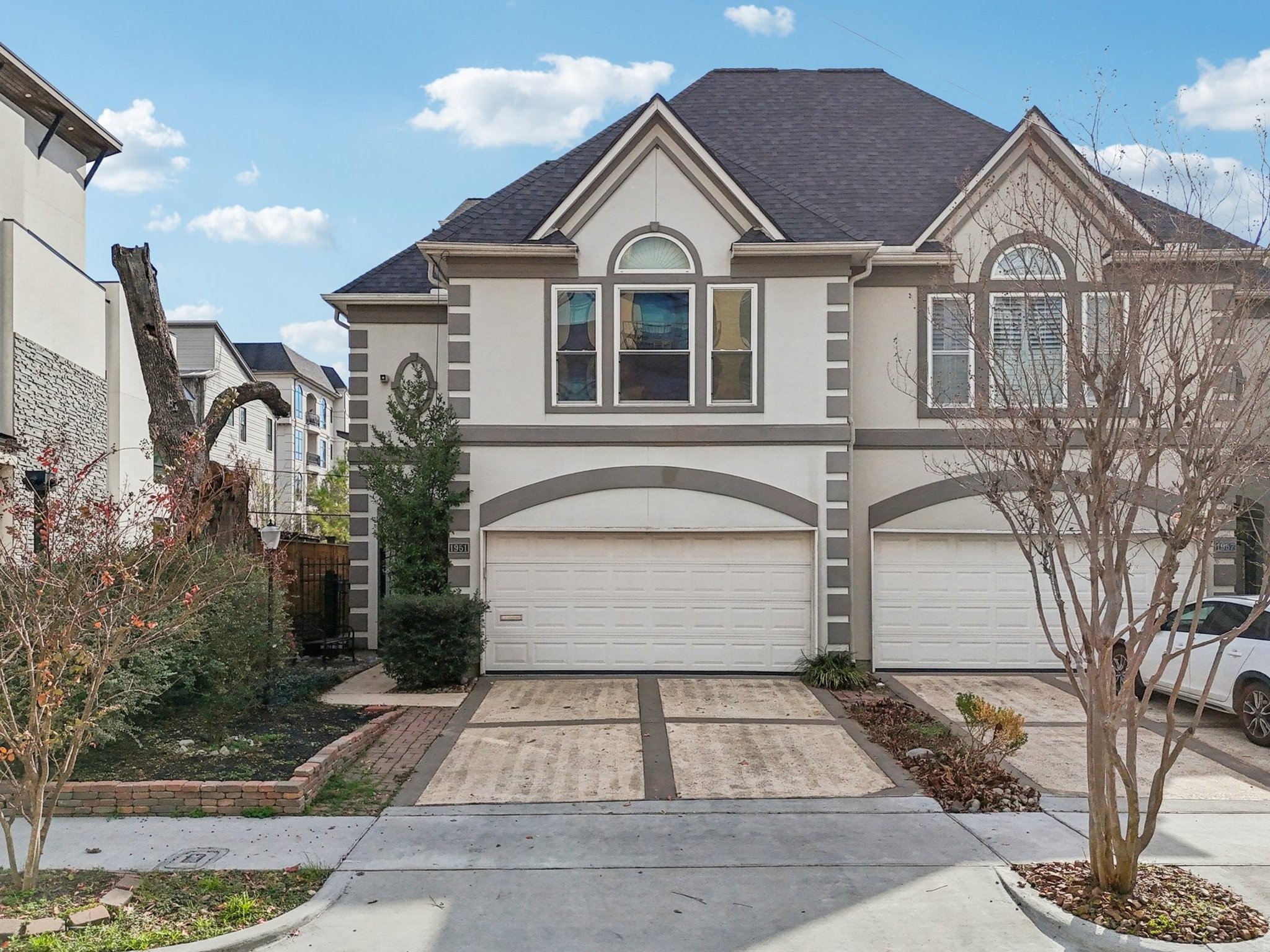 Welcome to 1951 W Clay Street! This townhome is a quick walk to the River Oaks Shopping District, with terrific restaurants and shopping, and Buffalo Bayou, featuring miles of hike and bike trails, parks and more.