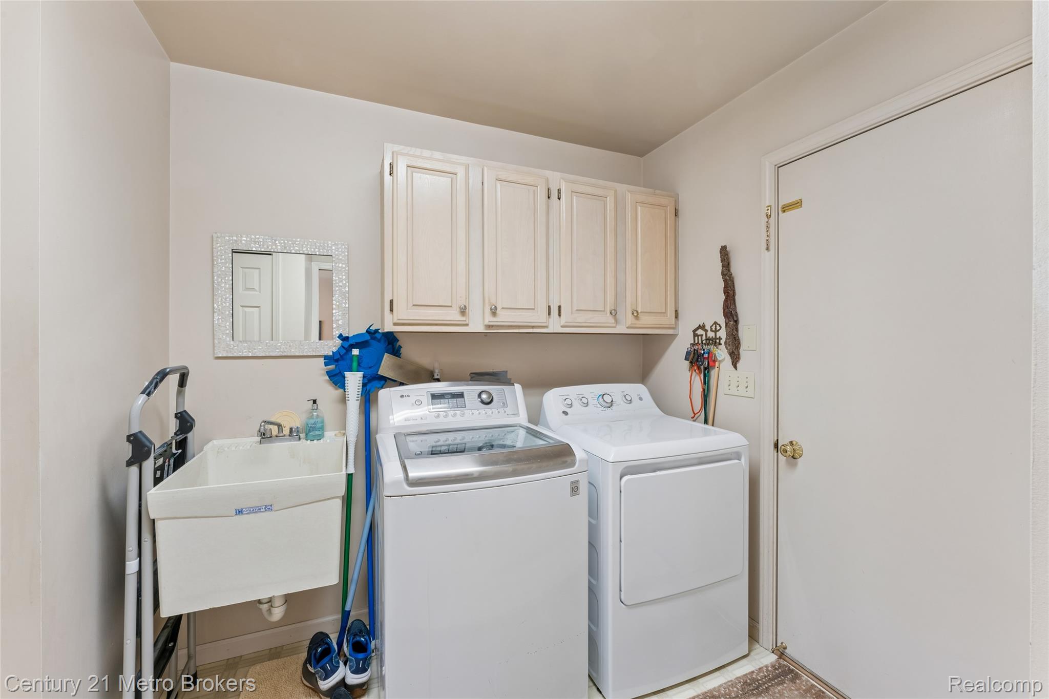 5464 North Seymour Road Flushing, MI 48433 - Photo 22 of 59 First floor laundry area with washer and dryer