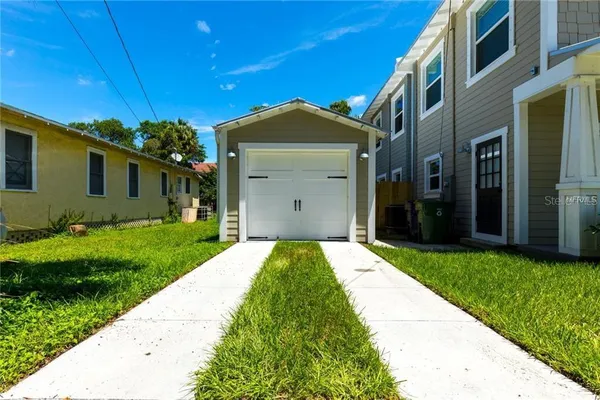 a view of a house with a yard