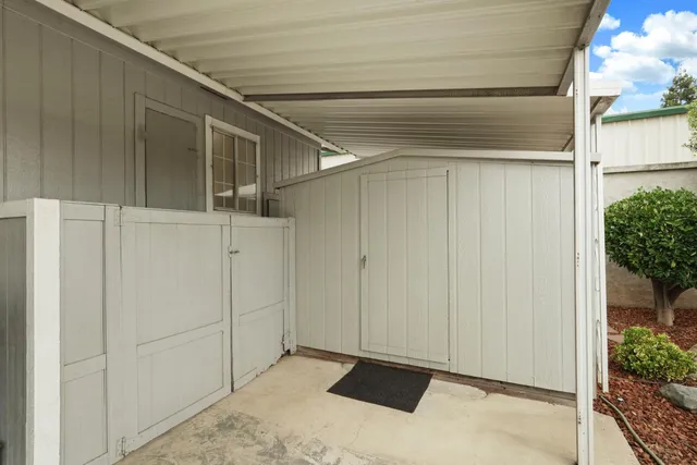 a view of a backyard