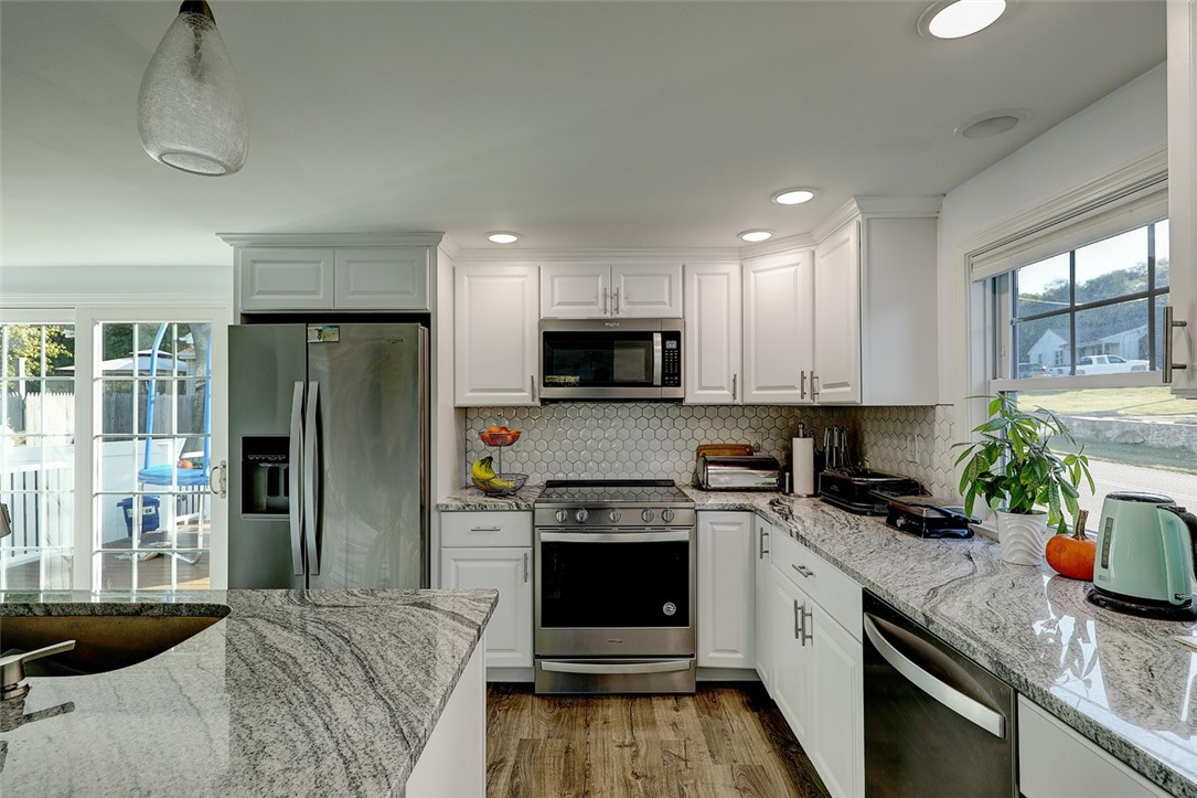 28 Schoolhouse Road Warren, RI 02885 - Photo 9 of 33 Gallery Image 9
