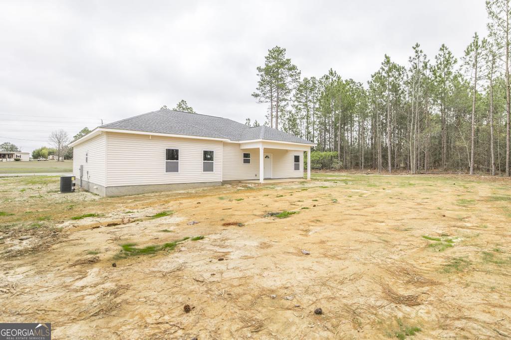 212 Lovett Farm Road East Dublin, GA 31027 - Photo 4 of 26 a bathroom with a sink and a yard