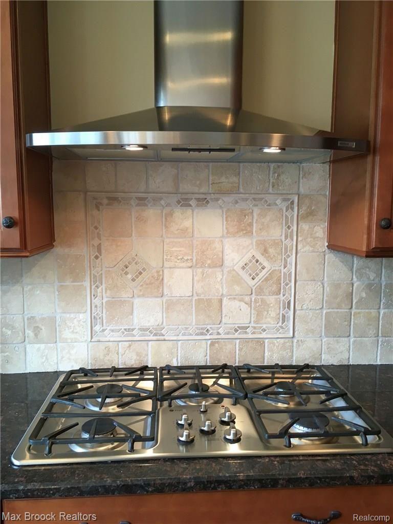 1995 Mapleridge Road Rochester, MI 48309 - Photo 16 of 43 Cooktop & hood.jpg