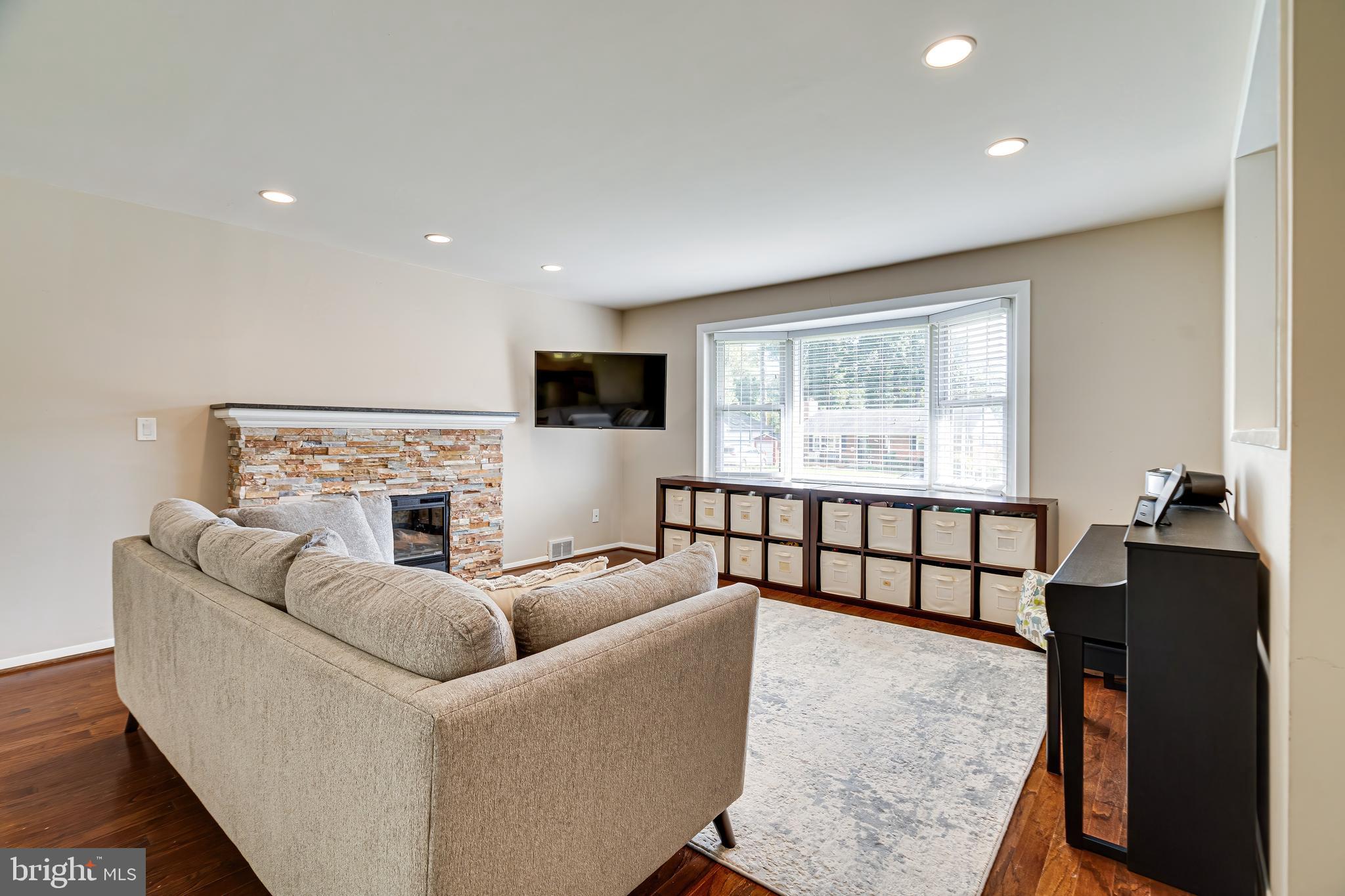 7606 Jervis Street Springfield, VA 22151 - Photo 3 of 41