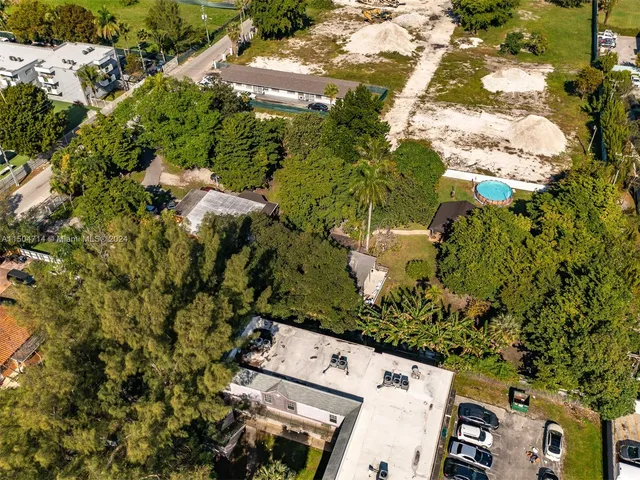 an outdoor space with lots of plants and trees