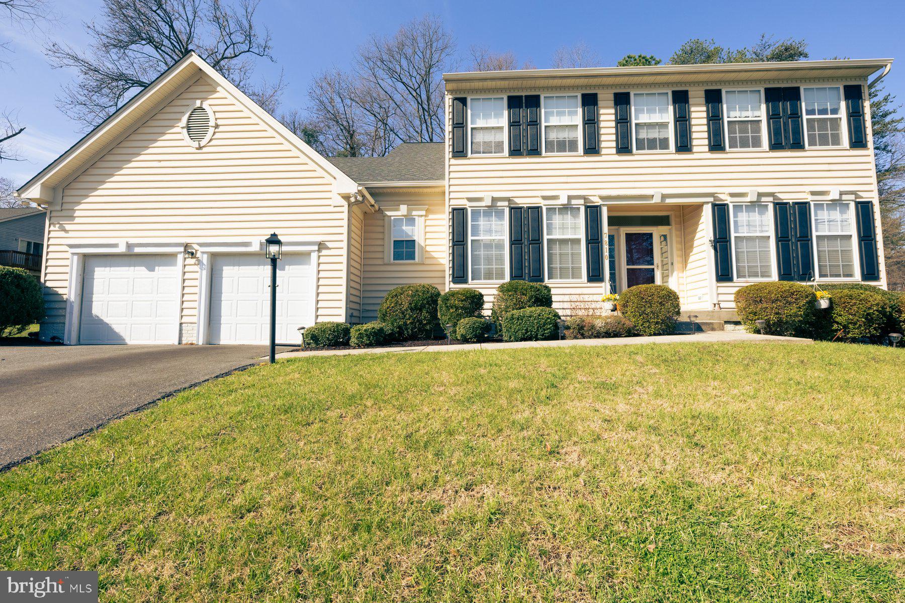 a view of a house with backyard and garden