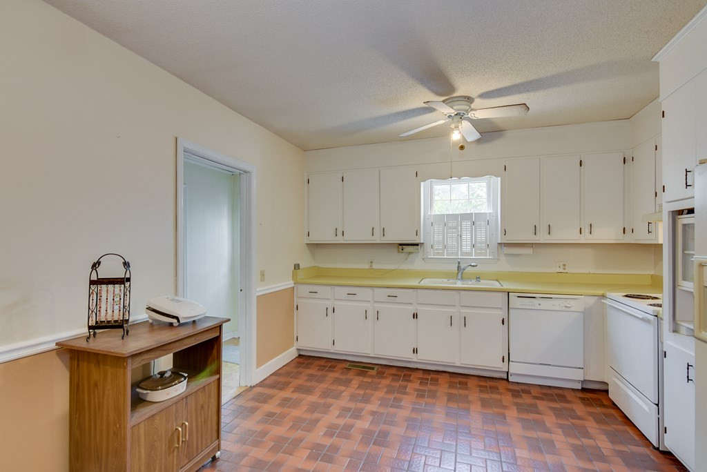 3021 Vaucluse Road Aiken, SC 29801 - Photo 9 of 31