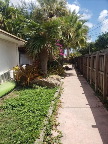 a view of a backyard with pathway