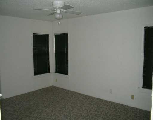 3335 Floyd Street Corpus Christi, TX 78411 - Photo 8 of 8 an empty room with a window