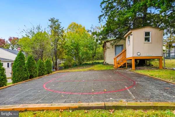 a view of a house with backyard and sitting area