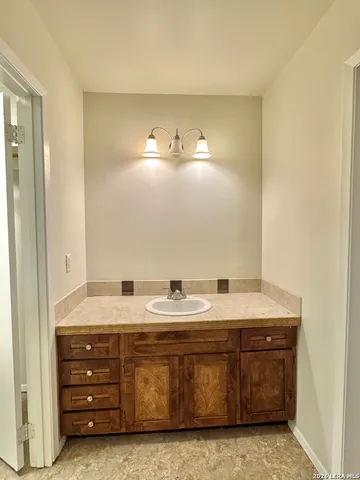 $2,000 | 8 Hacienda Road, Uvalde, TX 78801