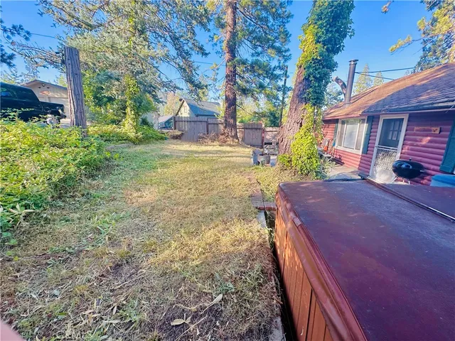 a view of a house with backyard and tree