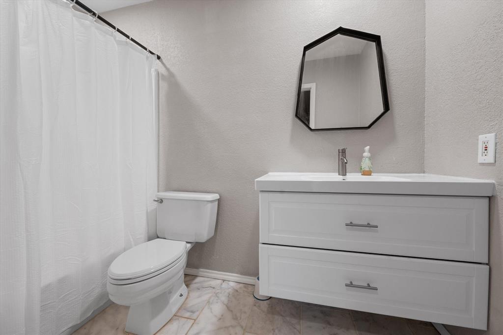 2312 Perkins Road Arlington, TX 76016 - Photo 28 of 37 2nd floor full bath