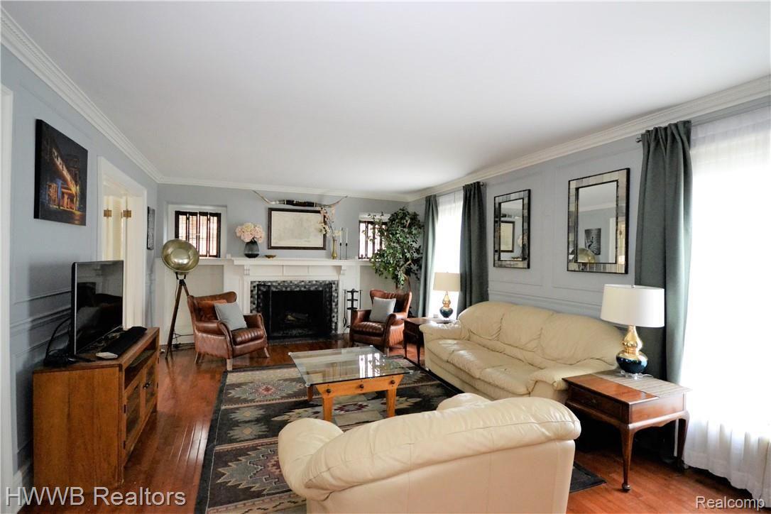 2460 Seminole Street Detroit, MI 48214 - Photo 4 of 31 Living Room