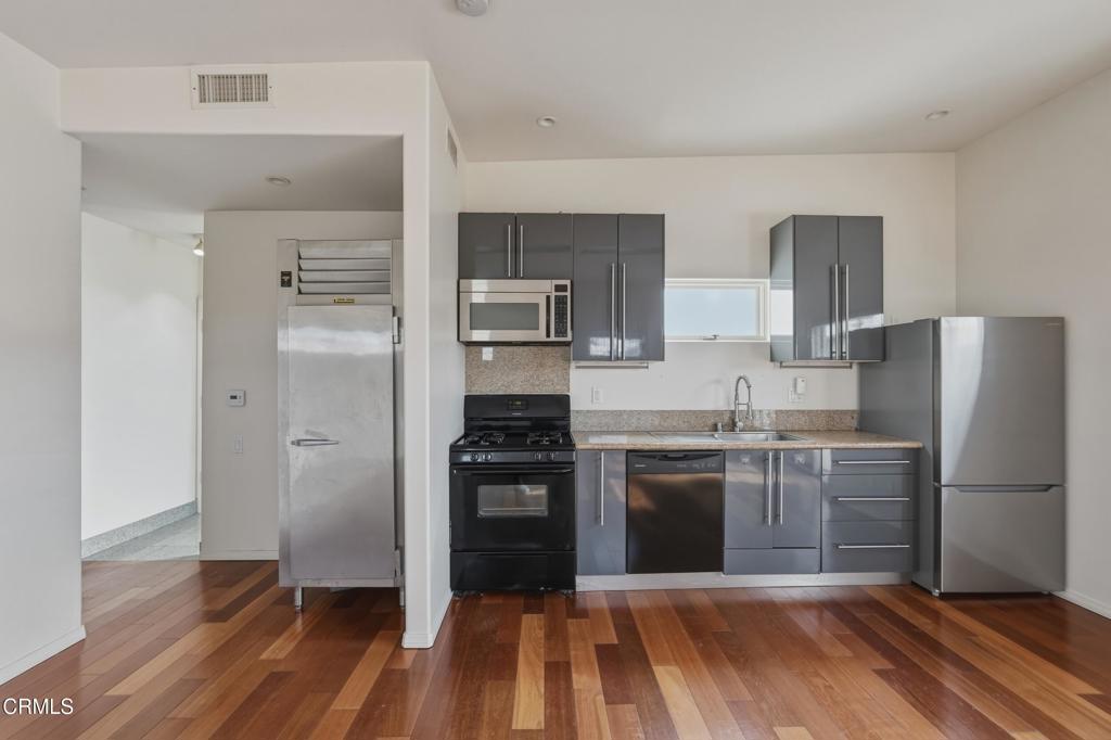 137 Arena Street El Segundo, CA 90245 - Photo 20 of 36 Unit B Kitchen 4