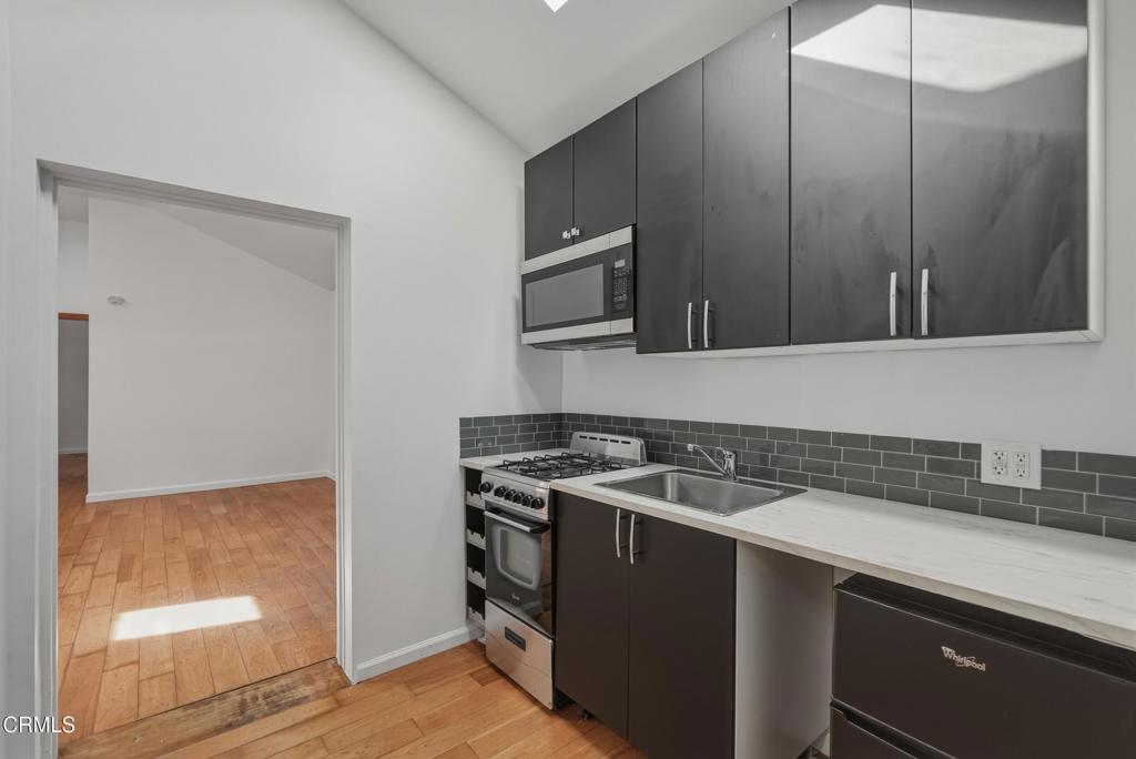 137 Arena Street El Segundo, CA 90245 - Photo 3 of 36 Unit A Kitchen