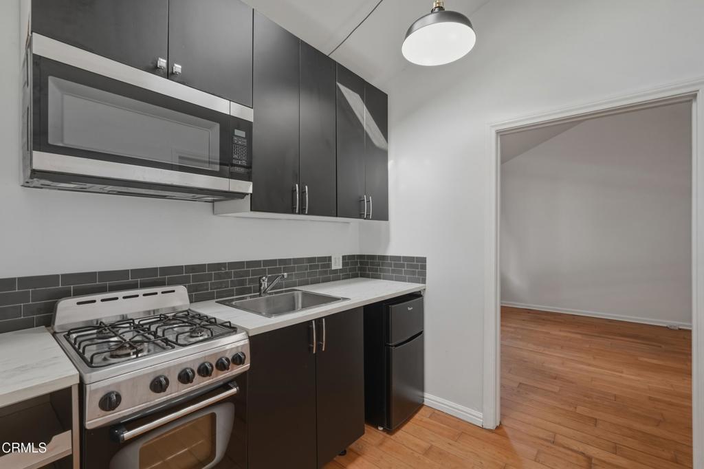 137 Arena Street El Segundo, CA 90245 - Photo 8 of 36 Unit A Kitchen 2