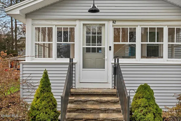 $269,900 | 42 Irving Road, Scotia, NY 12302