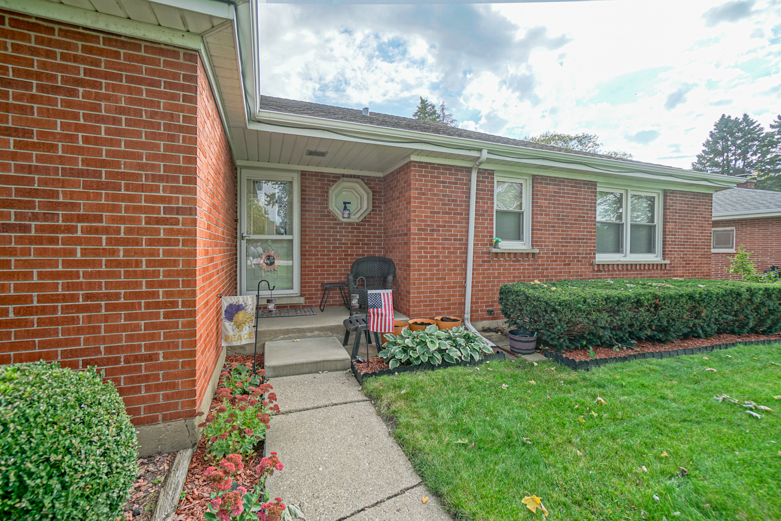 205 South Elmhurst Road Prospect Heights, IL 60070 - Photo 4 of 24 a front view of a house with a yard