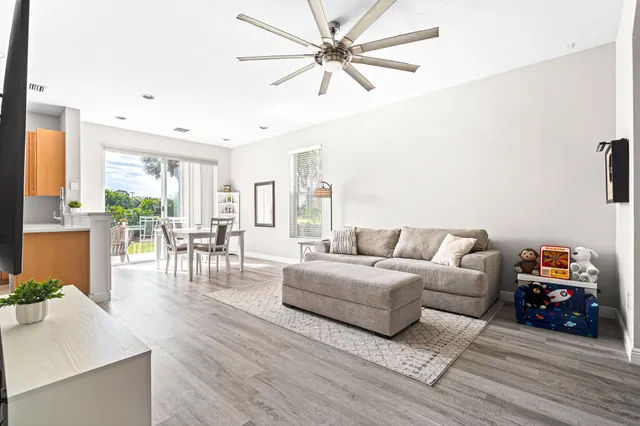 $419,999 | 395 River Bluff Lane, Royal Palm Beach, FL 33411