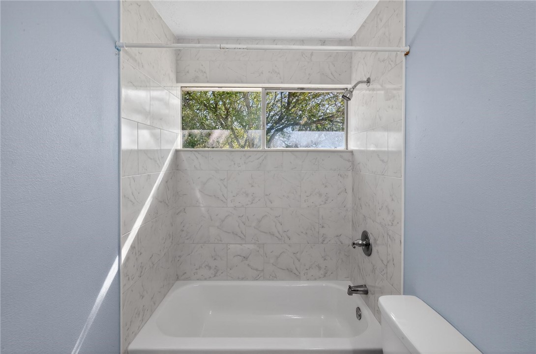 1104 Polaris Drive Portland, TX 78374 - Photo 22 of 39 a bath tub sitting next to a window