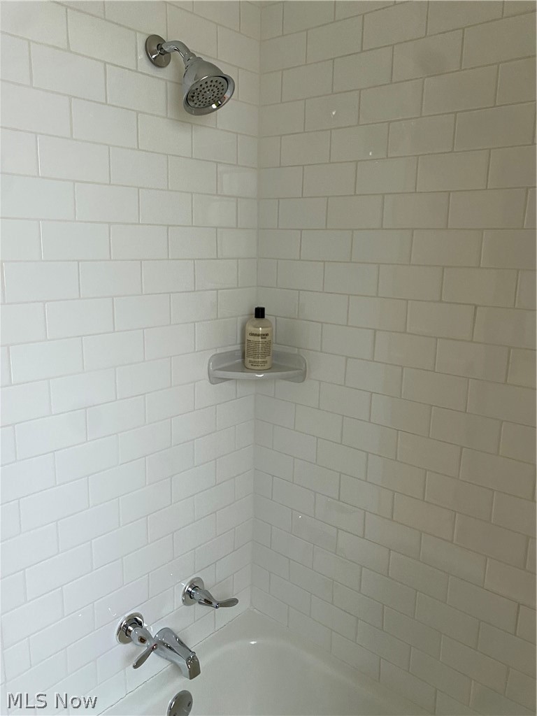 1547 Sunview Road Cleveland, OH 44124 - Photo 16 of 27 Full bath with bathing tub / shower combination