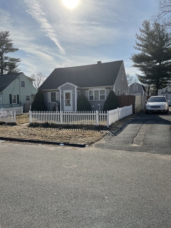 52 Pheland Street Springfield, MA 01109 - Photo 3 of 40