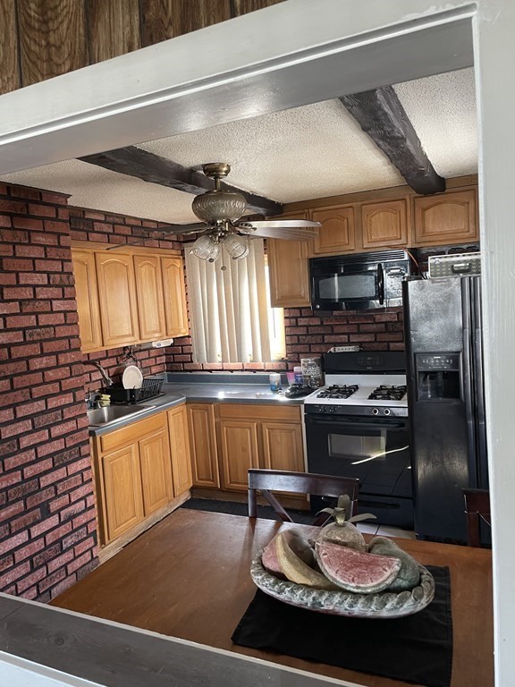 52 Pheland Street Springfield, MA 01109 - Photo 7 of 40