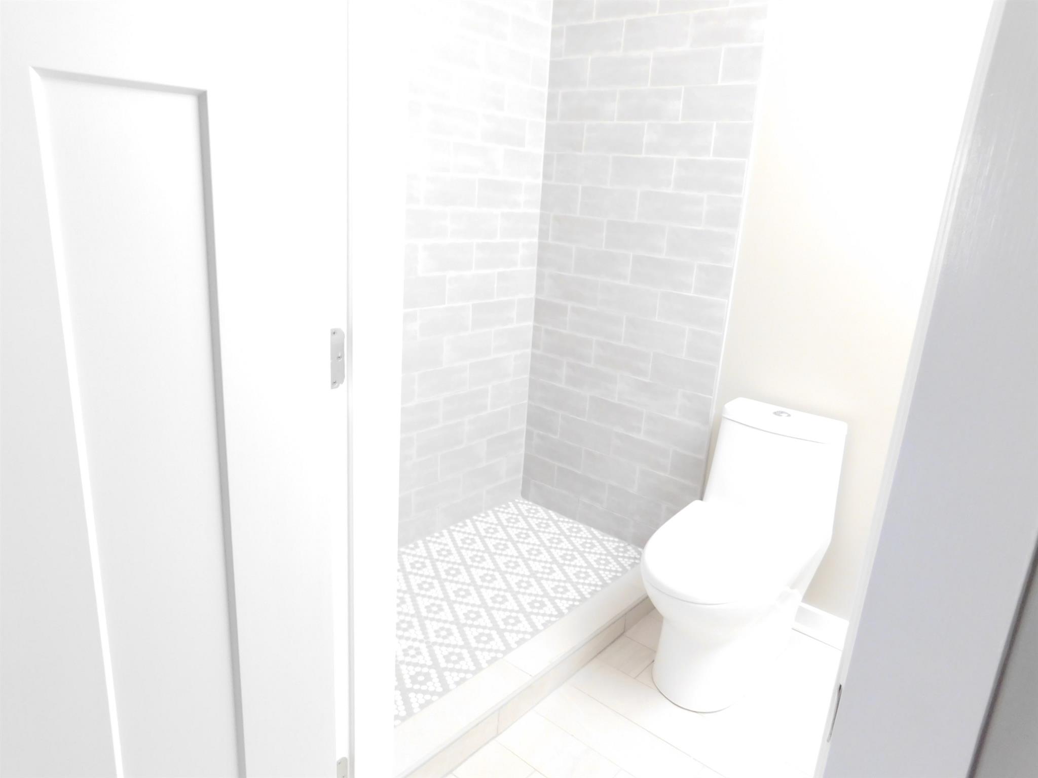 1900 Richard Jones Road, Unit R4 Nashville, TN 37215 - Photo 11 of 13 a bathroom with a toilet and a shower