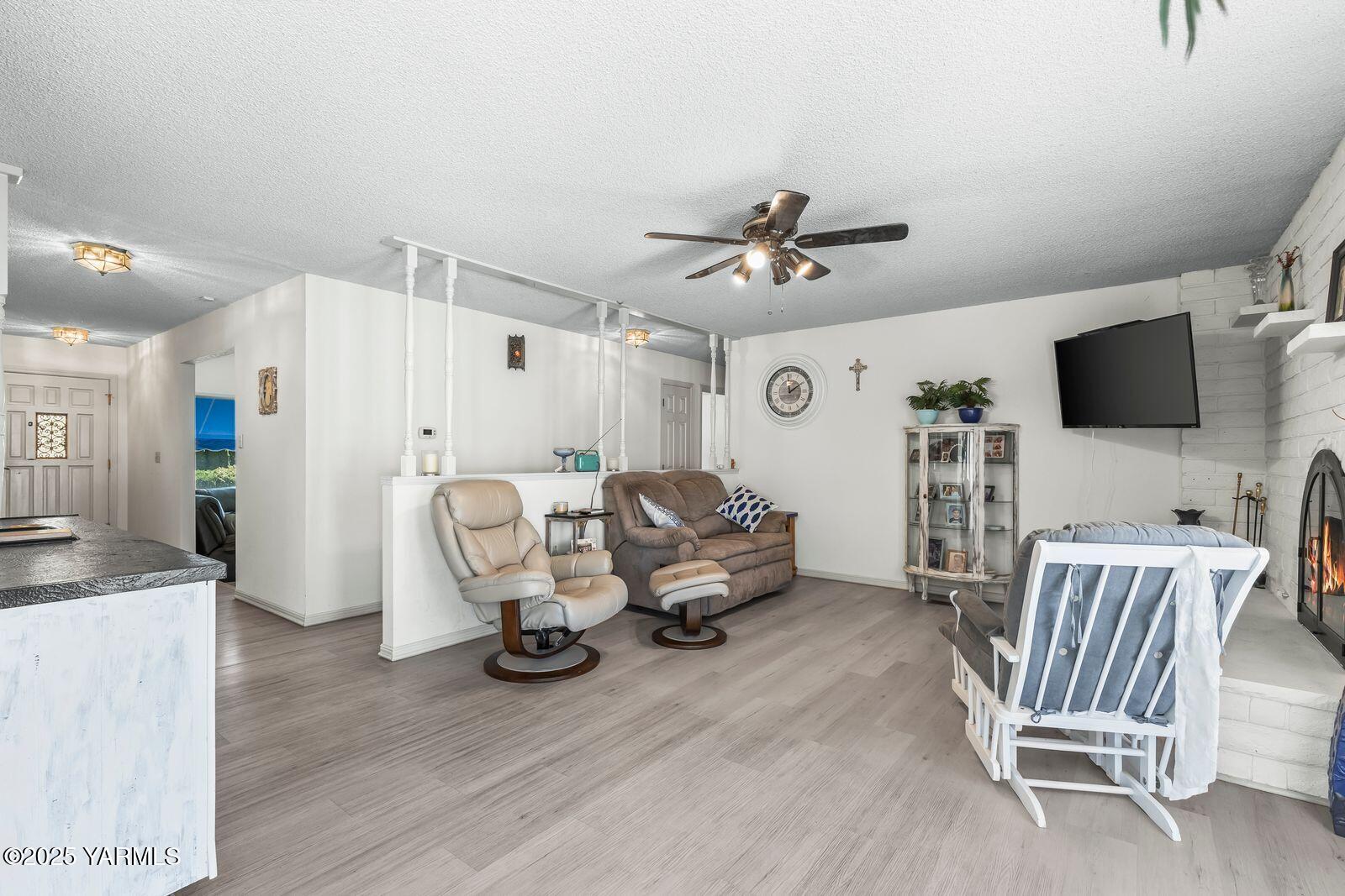 5503 Norman Road Yakima, WA 98901 - Photo 12 of 35 a living room with furniture and a flat screen tv