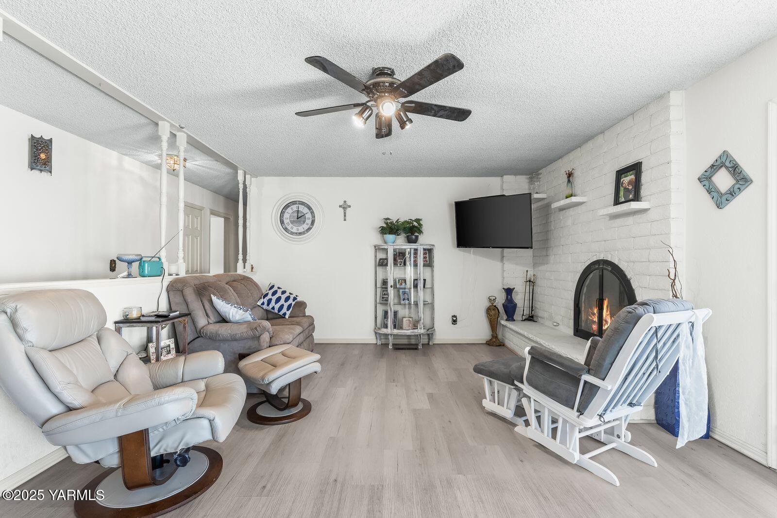 5503 Norman Road Yakima, WA 98901 - Photo 13 of 35 a living room with furniture and a wooden floor