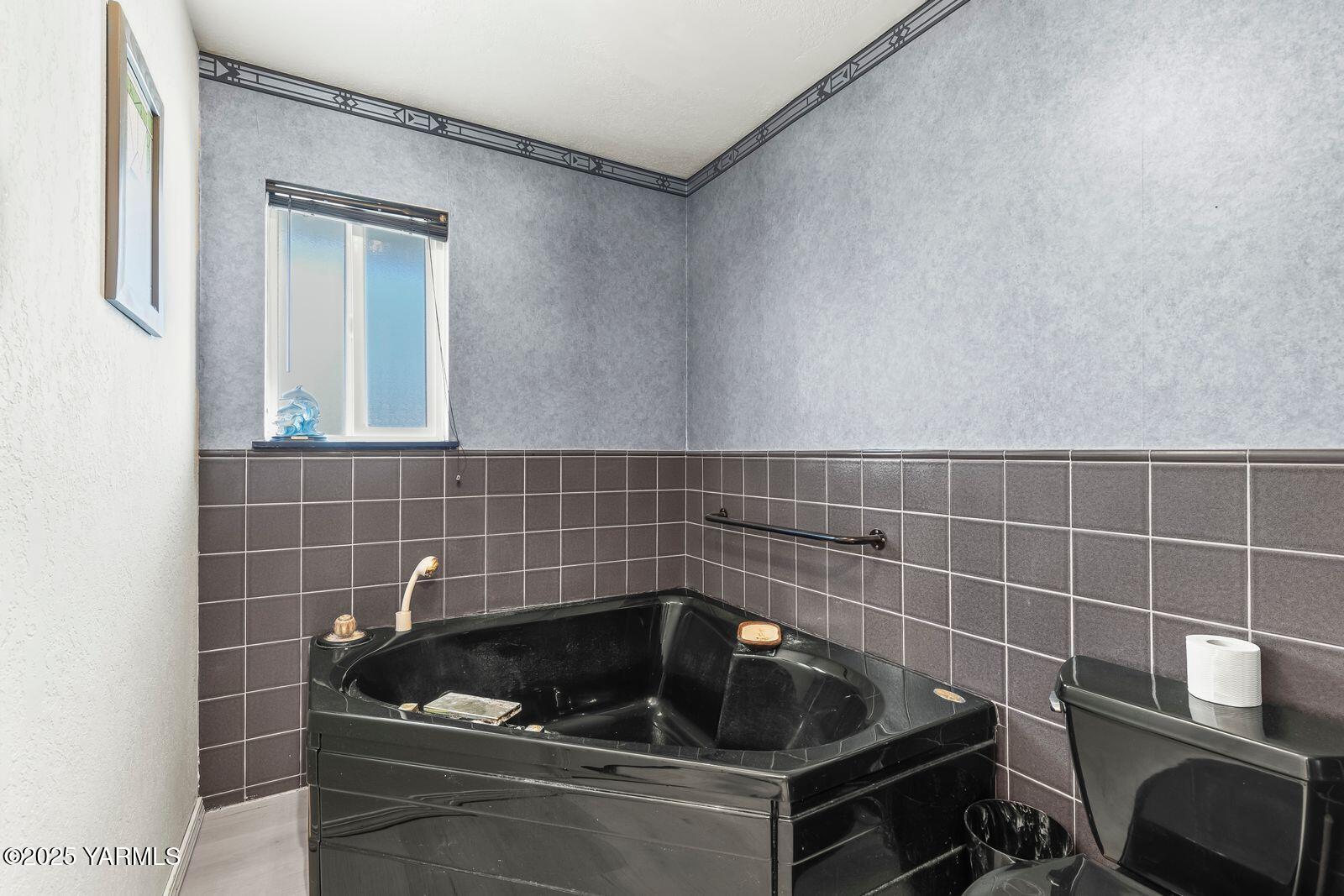 5503 Norman Road Yakima, WA 98901 - Photo 18 of 35 a bathroom with a sink and window