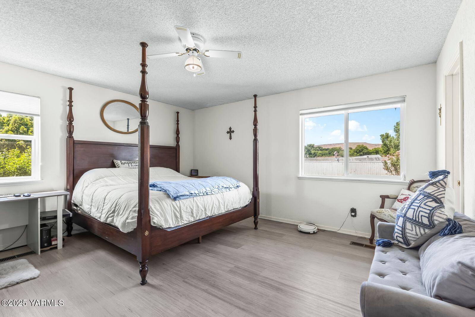 5503 Norman Road Yakima, WA 98901 - Photo 19 of 35 a bed sitting in a bedroom next to a window