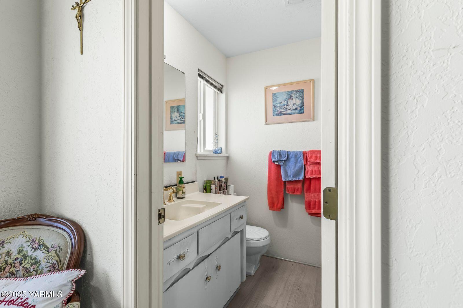 5503 Norman Road Yakima, WA 98901 - Photo 21 of 35 a bathroom with a sink and a mirror